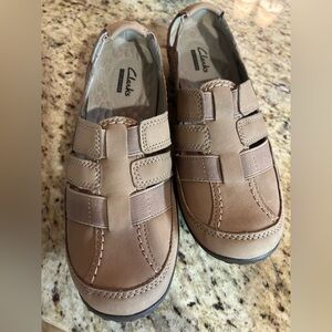 Clark’s Collection Haley Stork hybrid flat/sandal. NWOB SIZE 7.5M closed toe